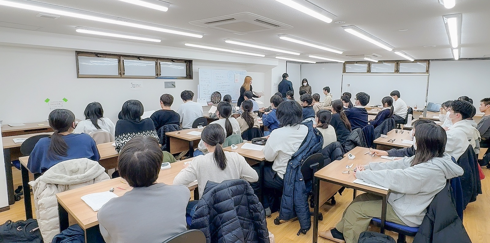 皆で同じ共通の課題に挑んだり、通常授業とは違う刺激と学びが得られる講習授業風景。