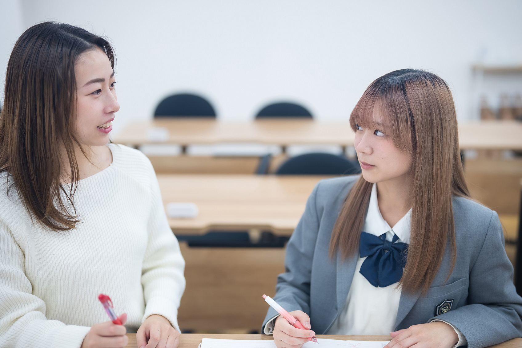 生徒の学習の質を高めるための対話、ノートのチェック、やったことやその意図を聞いてあげてとことん生徒のことを知るためにコミュニケーションを取る様子の写真